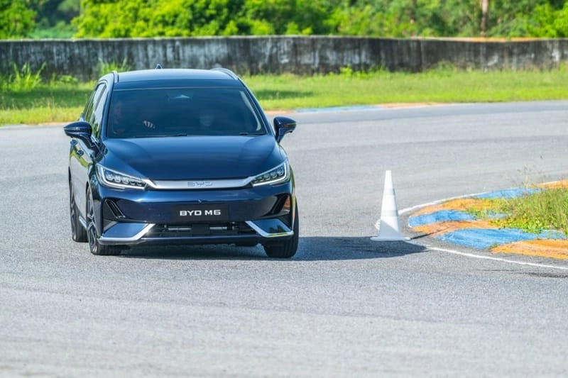 BYD M6 - 9
